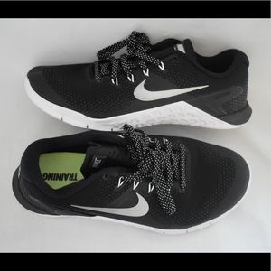 Black and White Nike Sneakers, size 9